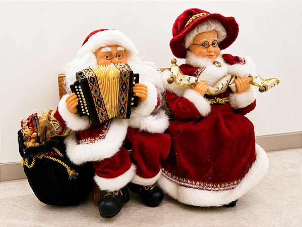 Casal Papai Noel e Mamãe Noel decorativos no banco 28 cm