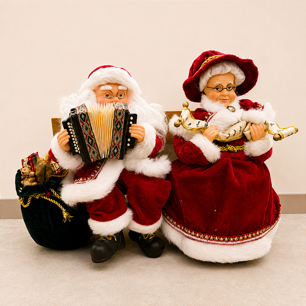 Casal Papai Noel e Mamãe Noel decorativos no banco 28 cm