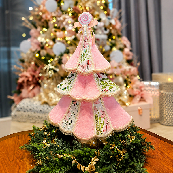 Árvore de Natal decorativa em tecido bordada 65 cm