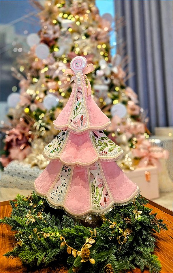 Árvore de Natal decorativa em tecido bordada 65 cm