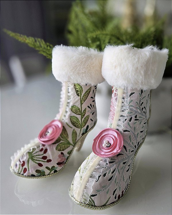 Par de Botas Decorativas de Salto em Tecido Bordado 20 cm