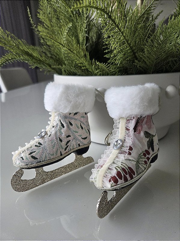 Par de Mini Patins Decorativos em Tecido Bordado 11 cm