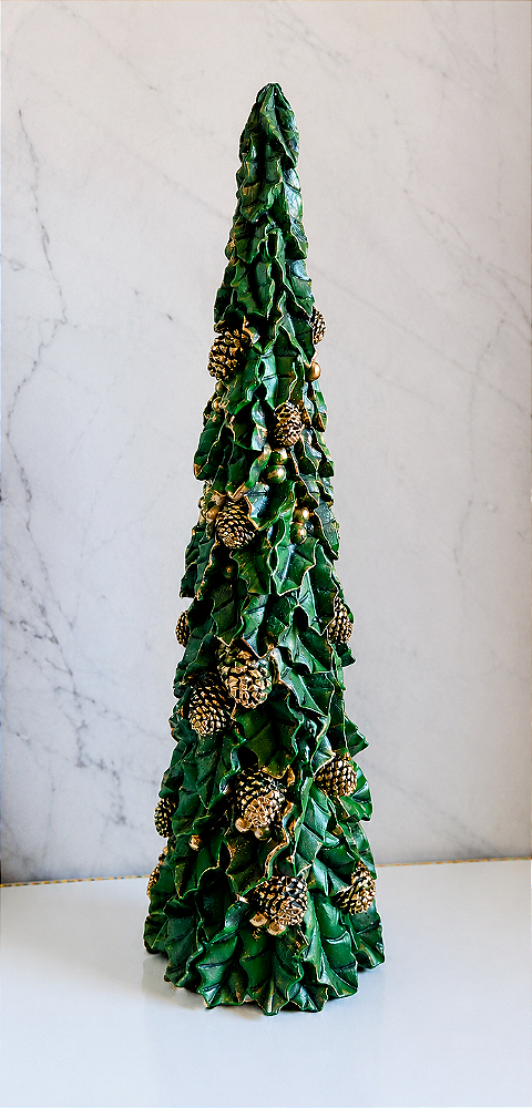 Árvore de Natal Decorativa em Resina 60 cm com Folhas Verdes e Pinhas Douradas | Decoração Natalina Premium | Delicare Home