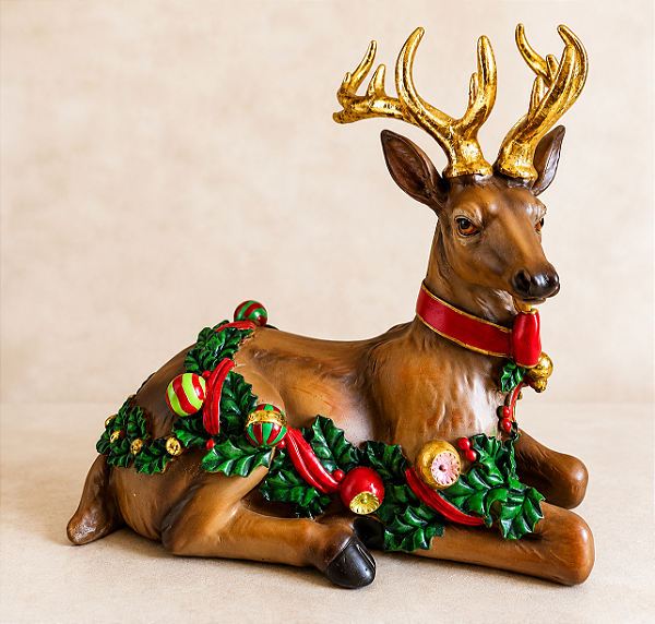 Rena Decorativa Deitada em Resina 27 cm com Guirlanda de Folhas, Enfeites Natalinos e Galhadas Douradas | Decoração Natalina Premium | Delicare Home