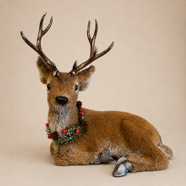 Rena Decorativa Realista Sentada com Guirlanda Verde e Pinhas – Pelagem Peluciada – 50 cm | Decoração de Natal Premium