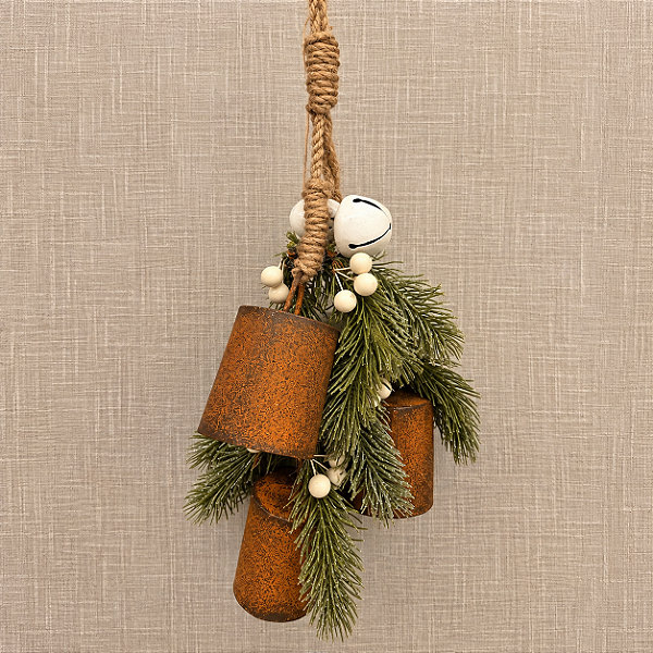 Pendente Natalino com Sinos de Metal, Pinheiro e Berries 50 cm – Rústico Chic