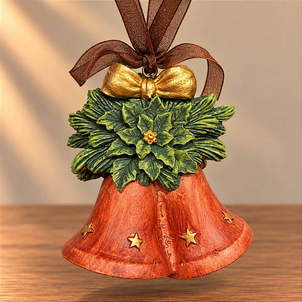 Enfeite de Natal Pendente Sinos Vermelhos com Laço Dourado em Resina – 7,5 x 7,5 cm