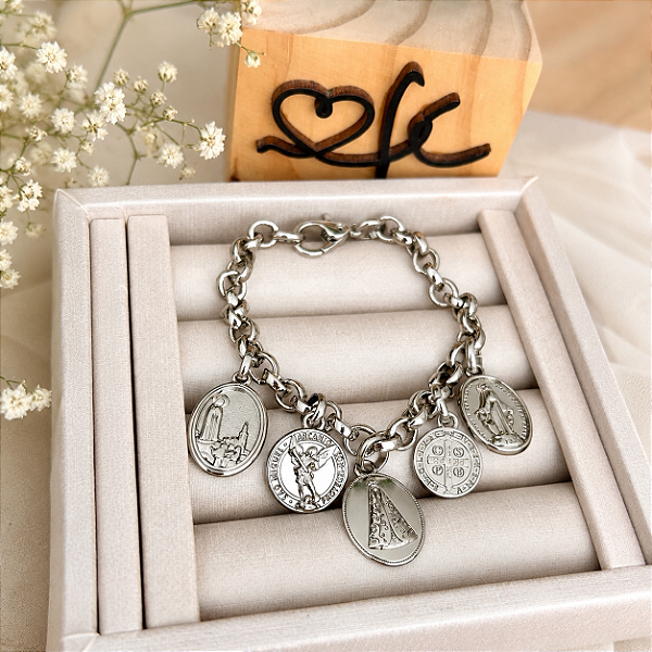 Pulseira em  Corrente com 5 Medalhas Prateadas