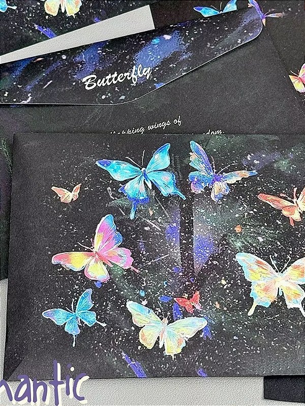 KIT com 4 charmosos envelopes  e 4 papeis para cartas com estampas