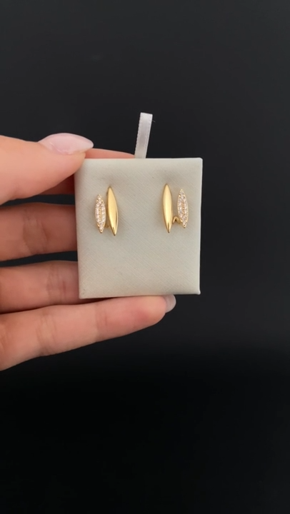 Brinco liso com zircônias Banhada Ouro
