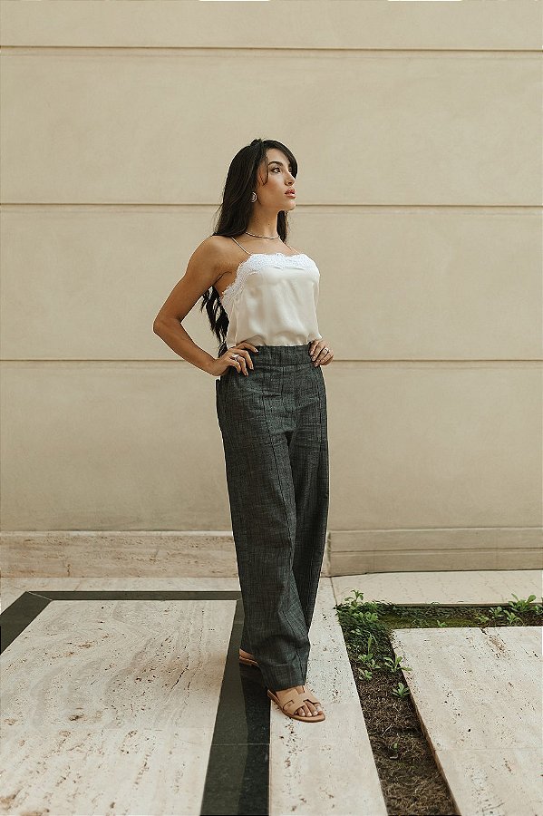 Calça com elástico nas costas