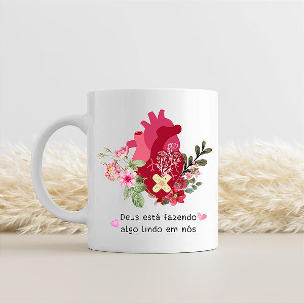 Caneca Romântica Cristã “Deus Está Fazendo Algo Lindo em Nós” | Porcelana 325 ml | 1 Unidade – Fenari