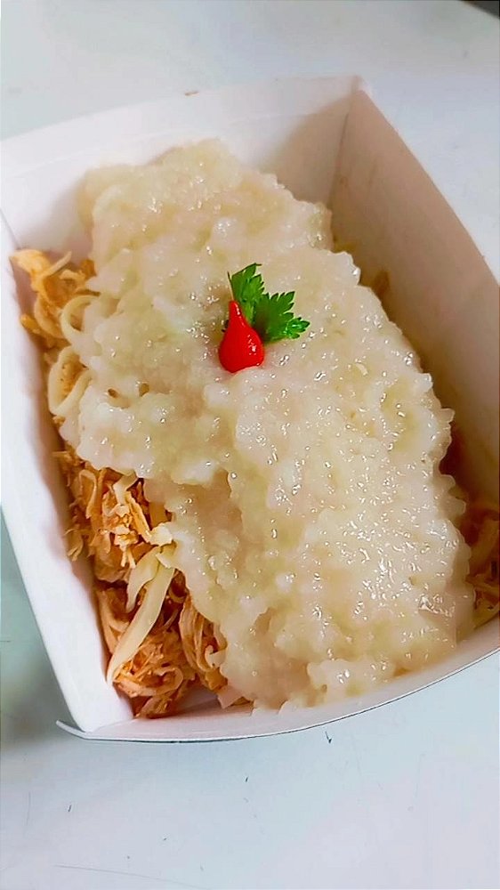 Escondidinho de mandioca, frango desfiado e queijo