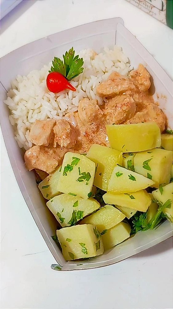 Clássico — Strogonoff de frango, arroz branco e batata sauté.
