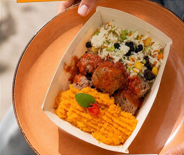 Almôndegas de carne ao molho caseiro, arroz à grega e musseline de abóbora