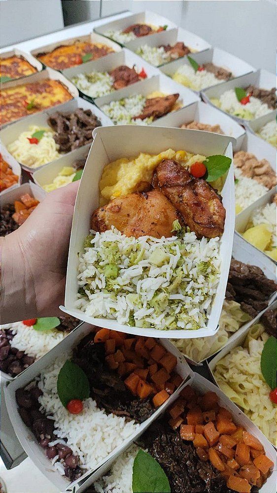 Filé de sobrecoxa assada (sem pele), arroz com brócolis e creme de milho.