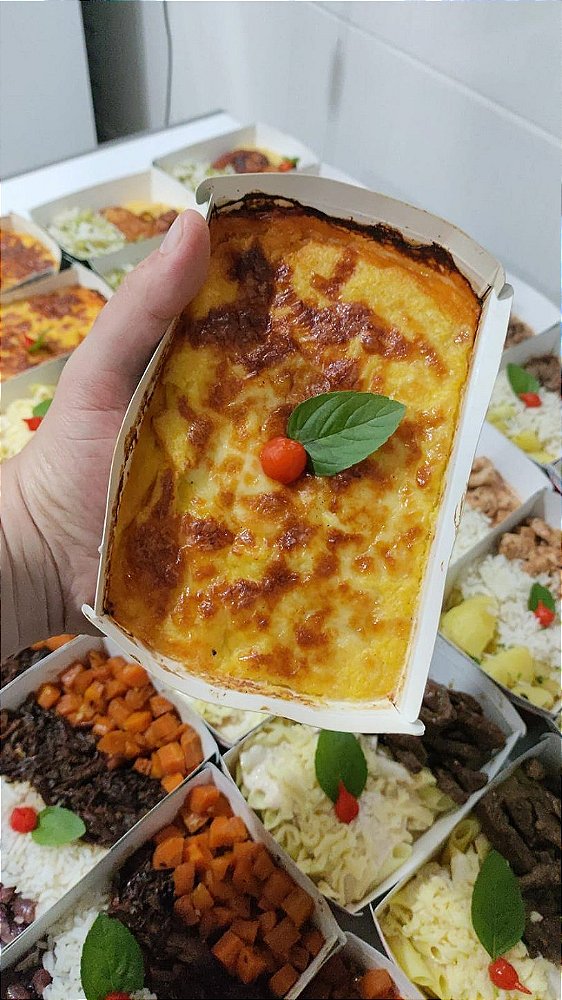 Fricassê de creme de milho com frango ao molho caseiro de tomate e queijo muçarela.