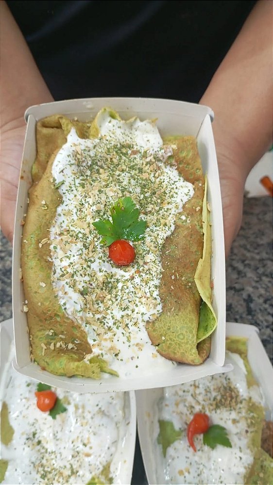 Panqueca de espinafre com patinho moído, molho branco e ervas finas