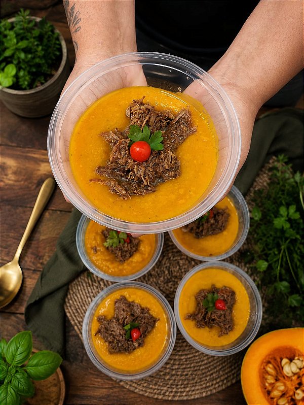 Creme de abóbora acompanhado de carne de panela desfiada