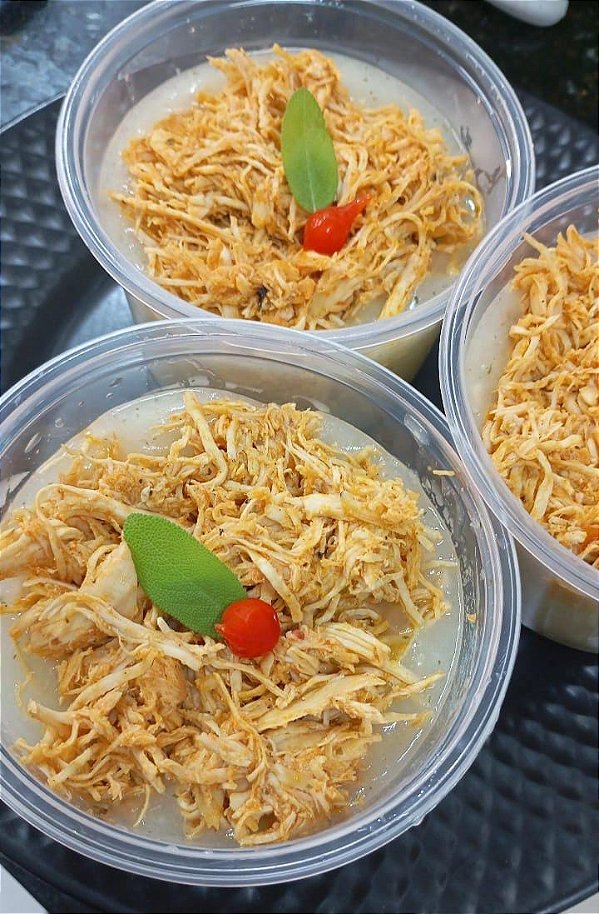 Creme de mandioca acompanhado de frango desfiado com ervas