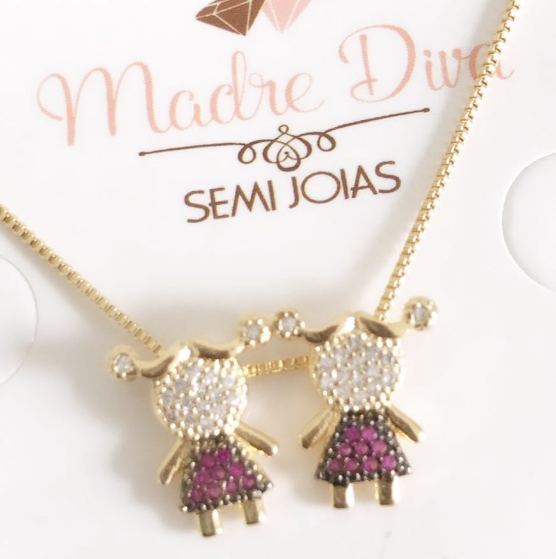 Colar com pingente duas meninas filhas banho de ouro