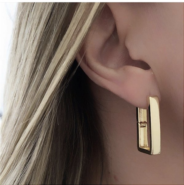 Brinco argola geométrica banho de ouro