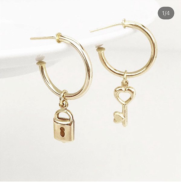 Brinco argola com pingente cadeado