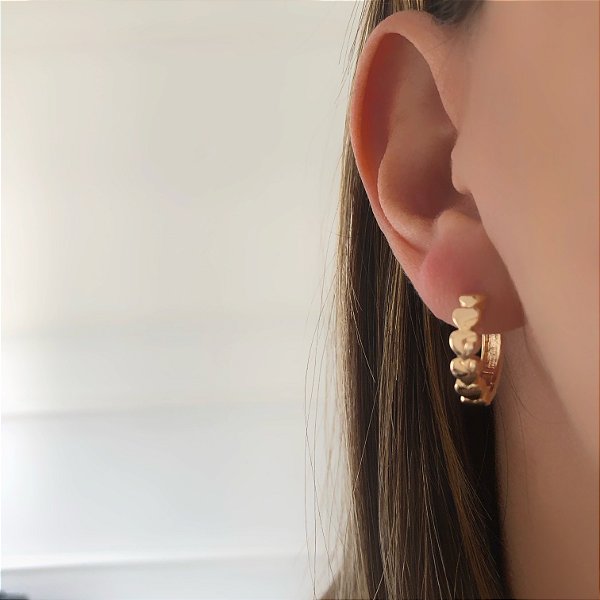 Brinco argola formato coração