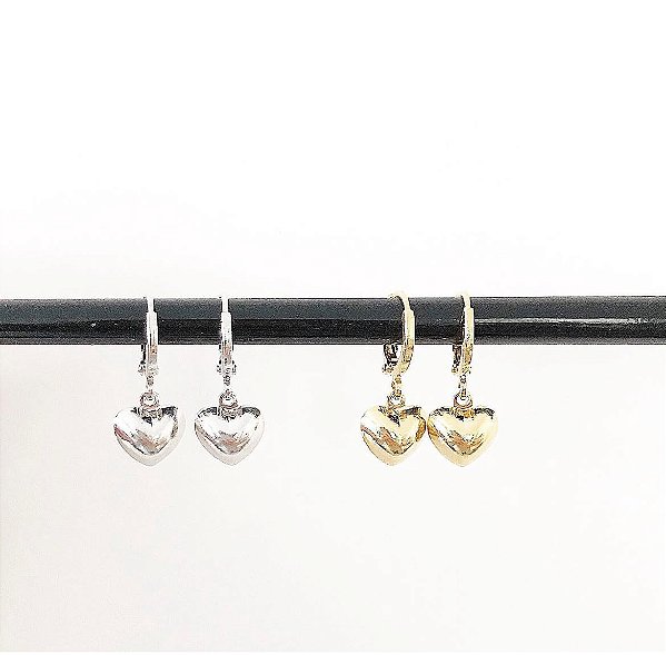 Brinco argola com pingente coração