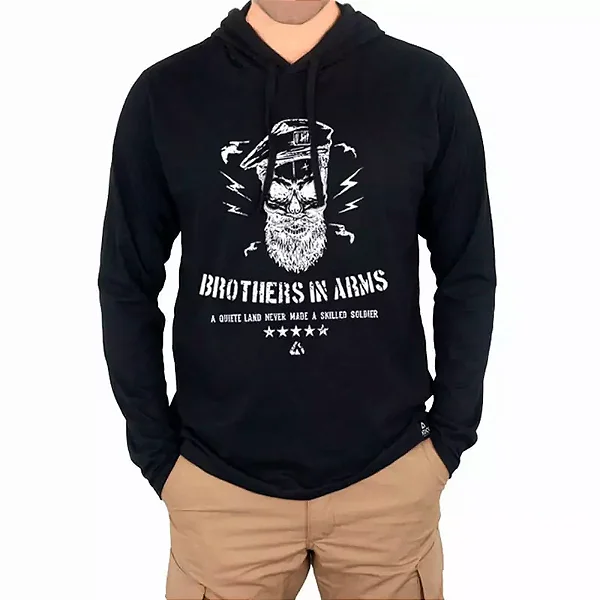Camiseta Manga Longa com Capuz Estampada Brothers In Armas