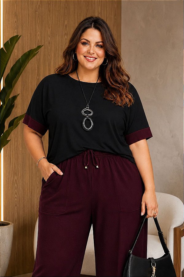 Blusa Leticia de Moletinho Preto com Manga Vinho Plus Size
