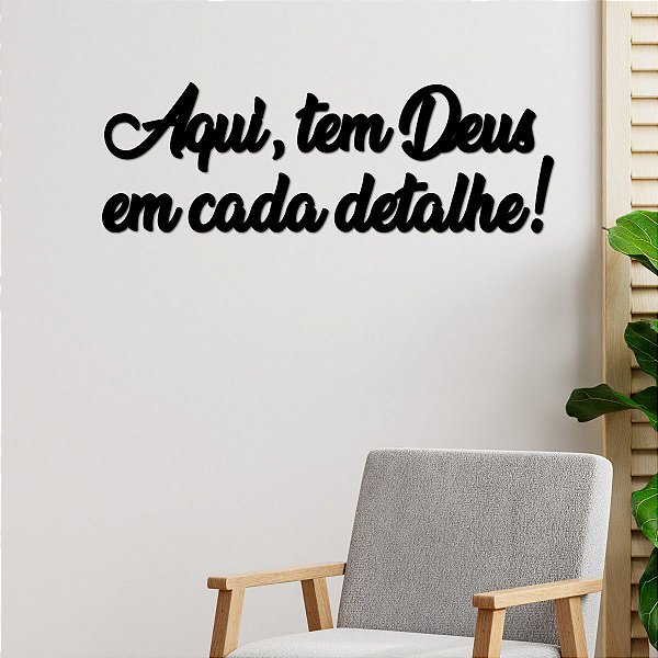 Placa Aqui, tem Deus em cada detalhe! - Acrílico Preto