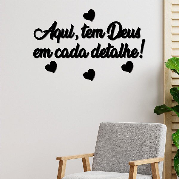 Placa Aqui tem Deus em cada detalhe Com Coração - Acr Preto