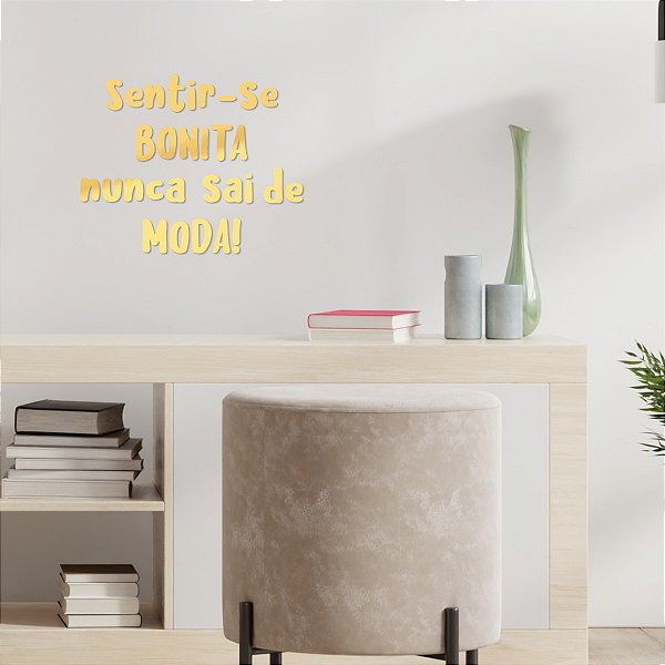 Espelho "Sentir-se bonita nunca sai de moda!" - Dourado