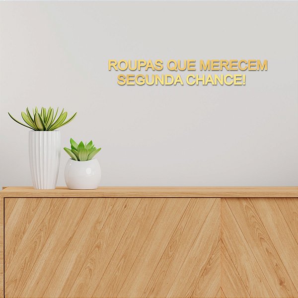 Espelho "Roupas que merecem segunda chance" - Acríl. Dourado