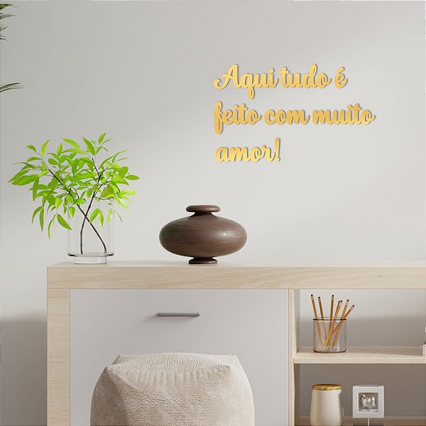 Espelho Aqui tudo é feito com muito amor! - Acrílico Dourado