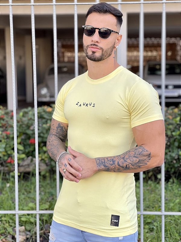 Camiseta Longline Masculina Amarela Escritas Estampa Costas %
