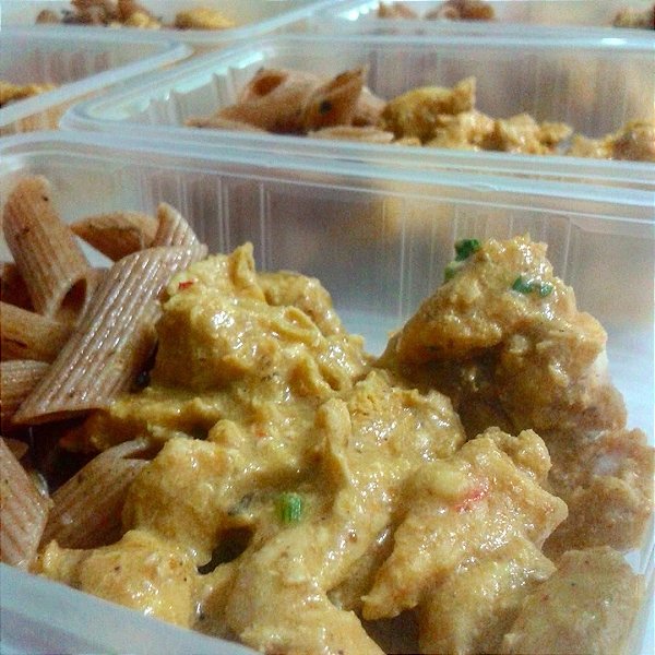 Macarrão integral com frango ao curry