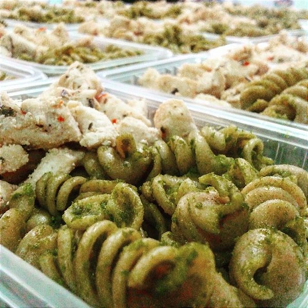 Macarrão integral ao molho de espinafre + Frango em cubos com ervas finas
