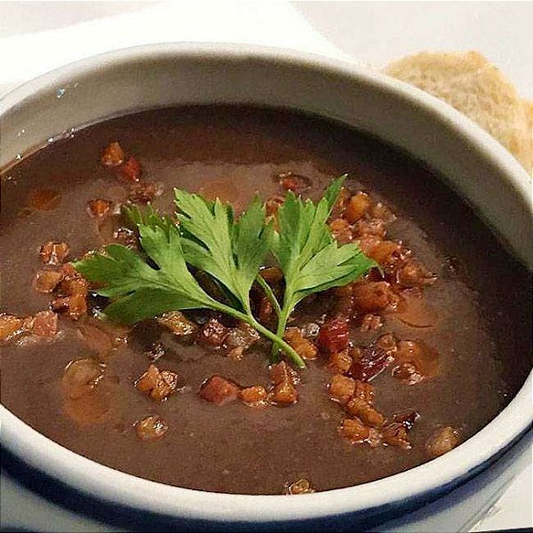 Sopa de feijão com macarrão e bacon