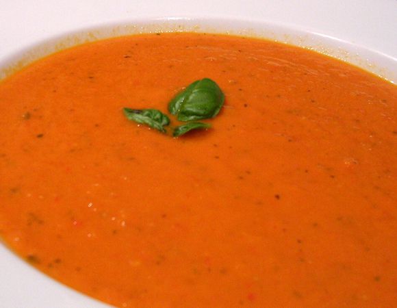 Sopa cremosa de Tomate com manjericão