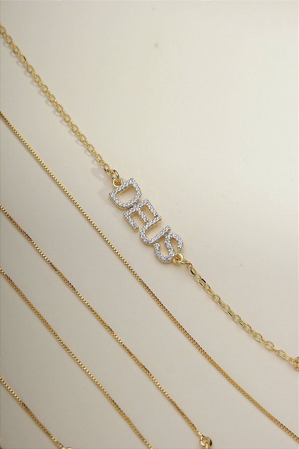 Colar com escrita  Deus está comigo