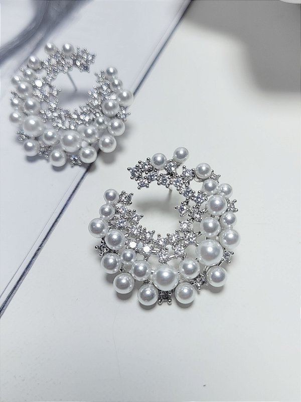 Brinco Redondo com Zircônias Cristais e Pérolas Shell