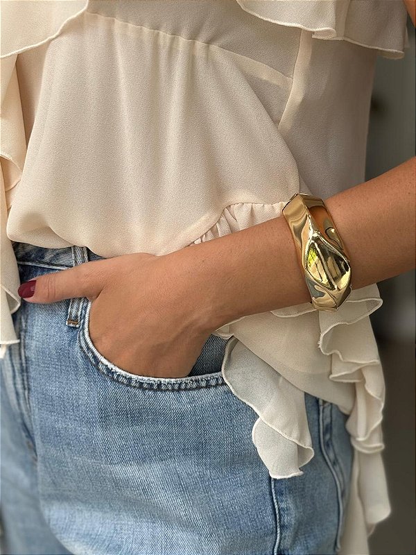 Bracelete Metal Trabalhado Curvo Dourado