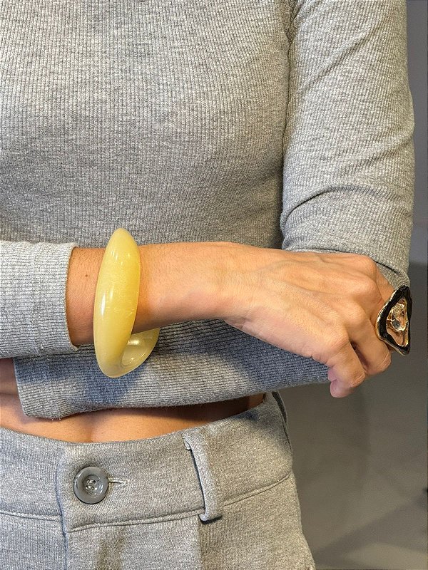Bracelete Resina Curvo Amarelo Manteiga