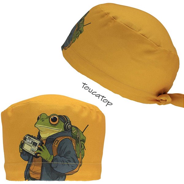 Gorro Cirúrgico, Sapo de Jaqueta e mochila ouvindo Musica, Mostarda