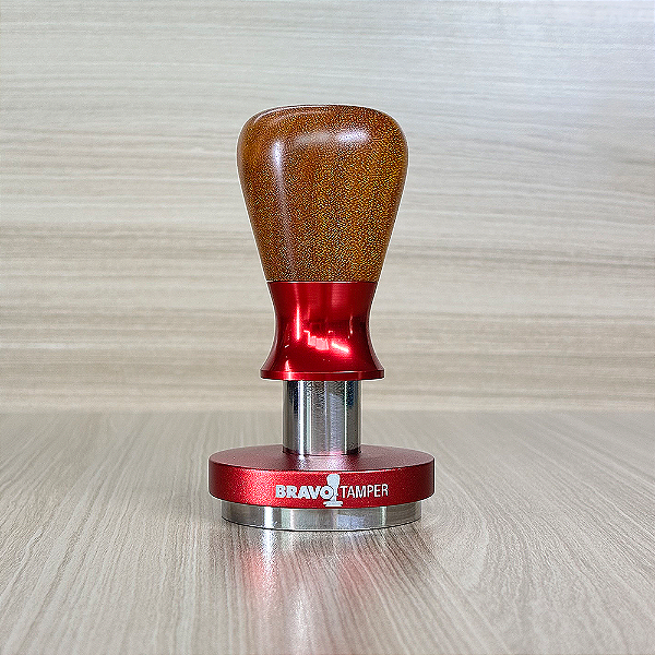 Tamper Bravo com Punho de Madeira e Alumínio Vermelho - Outlet