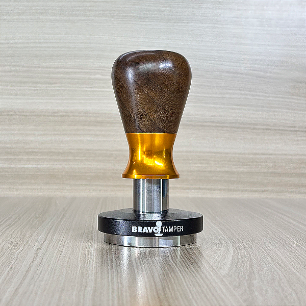 Tamper Bravo com Punho de Madeira e Alumínio Dourado e Base Preto Fosco - Outlet