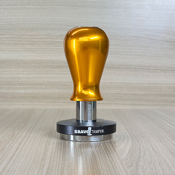 Tamper Bravo com Punho de Alumínio Dourado e Base Preto - Outlet