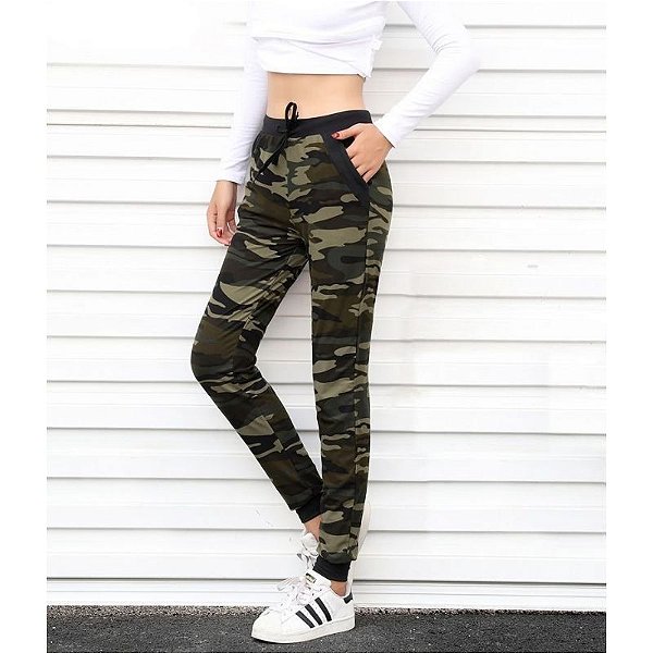 calça com estampa camuflada
